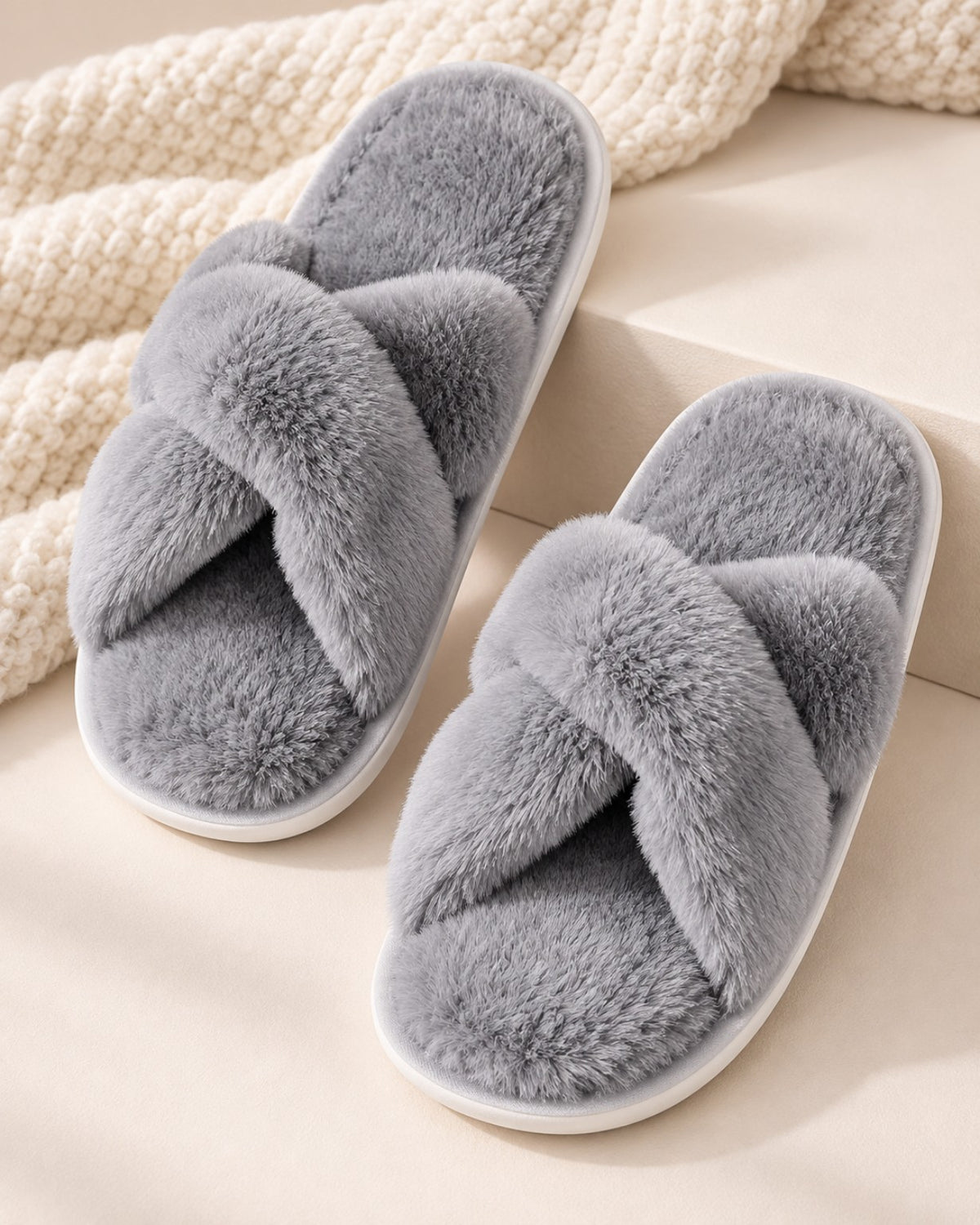 Mules fourrées croisées gris clair