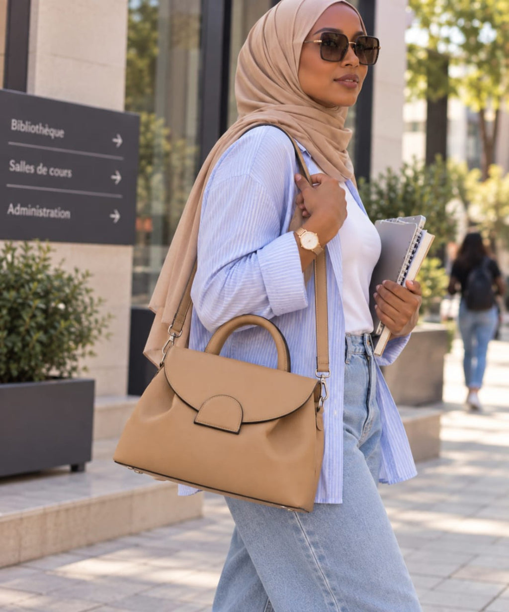 Sac PEDRA beige 30 cm porté à l’épaule en ville