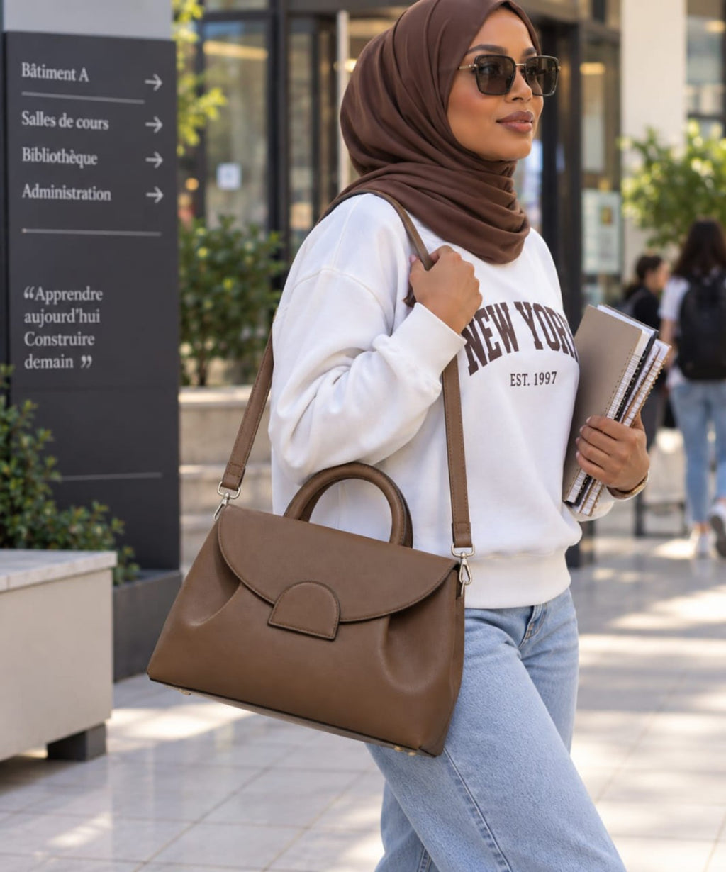 Sac PEDRA marron chocolat 30 cm porté à l’épaule en ville