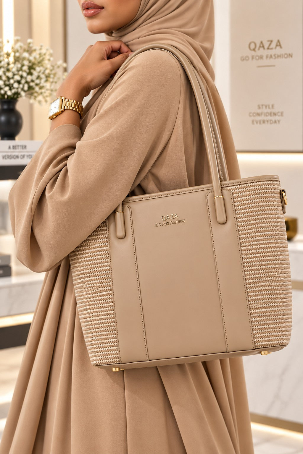 Sac QASA beige 35 cm porté à l’épaule