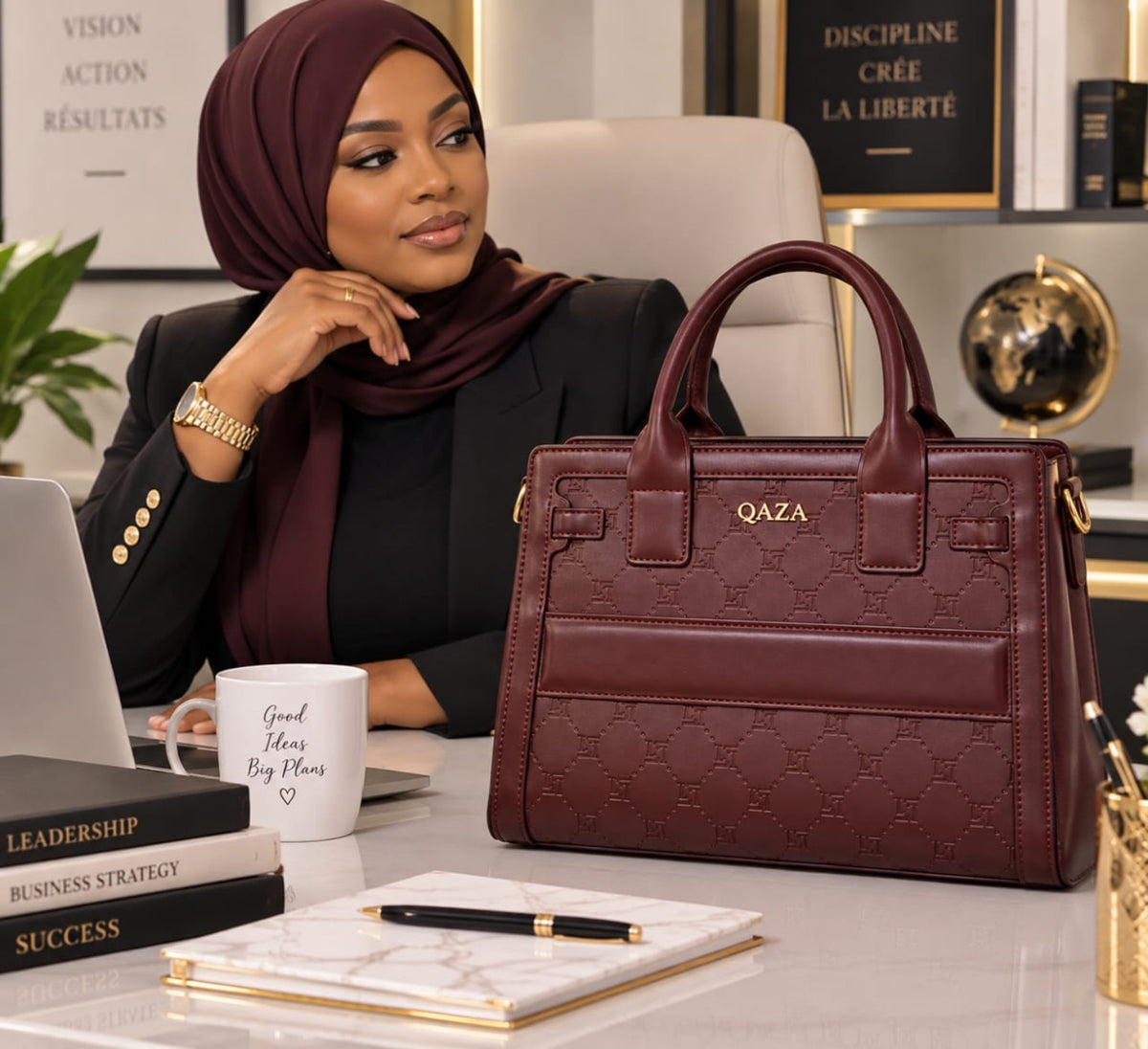 Sac QASA bordeaux 28 cm présenté au bureau