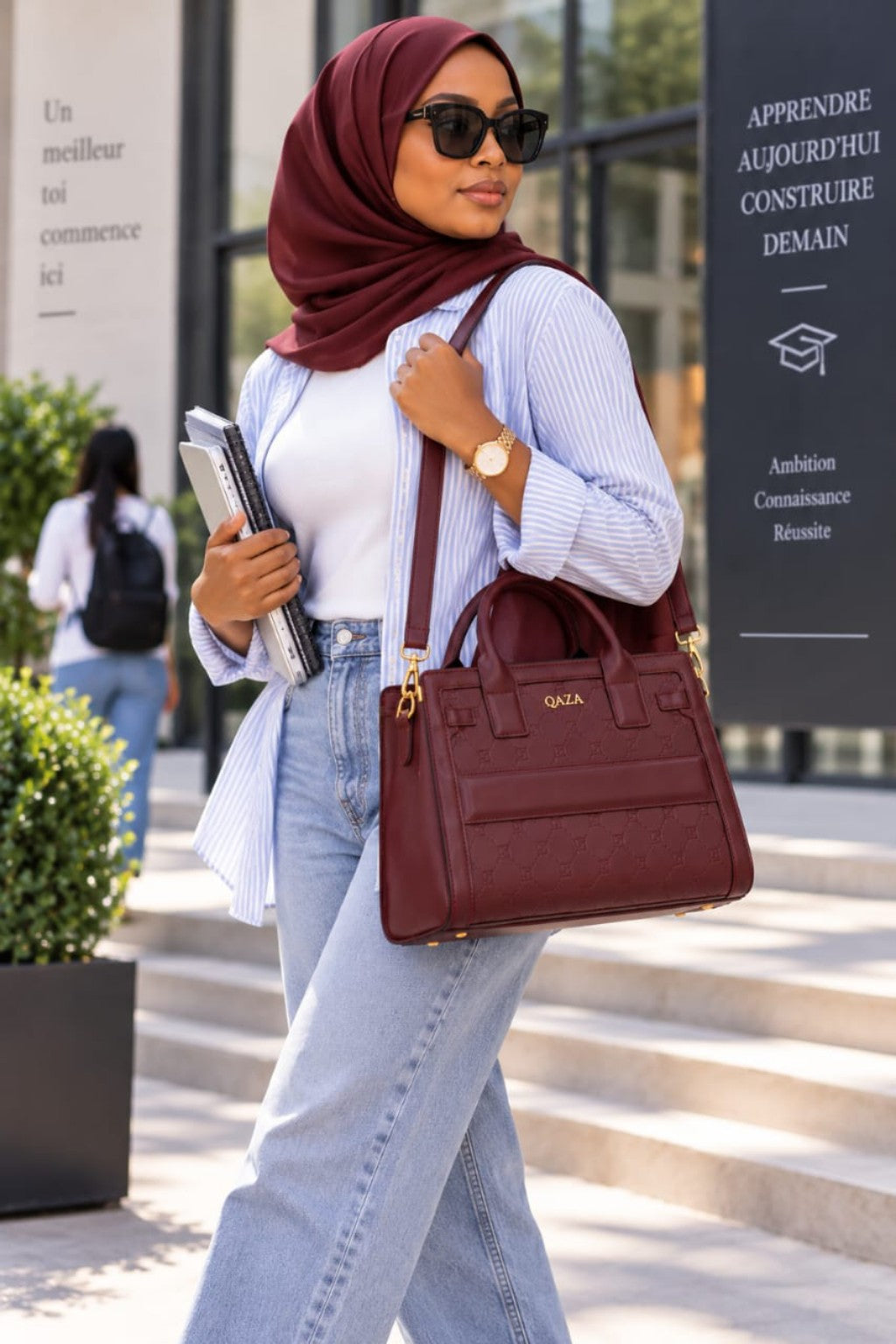 Sac QASA bordeaux 28 cm porté avec bandoulière