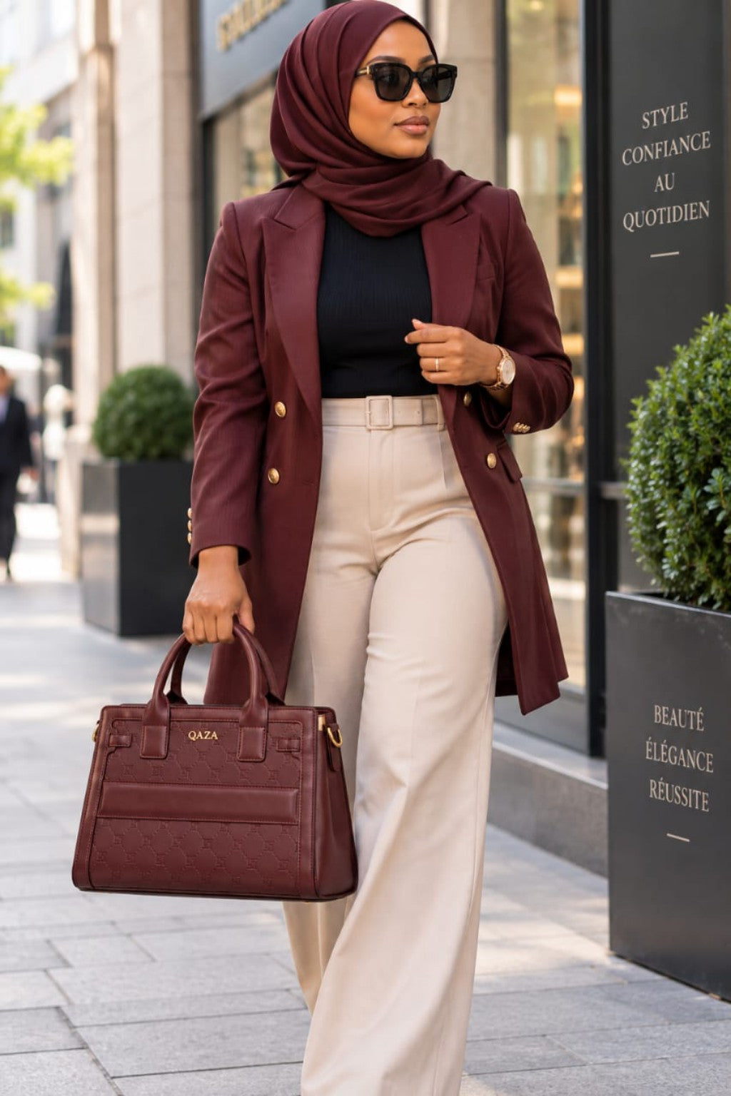 Sac QASA bordeaux 28 cm porté à la main en ville
