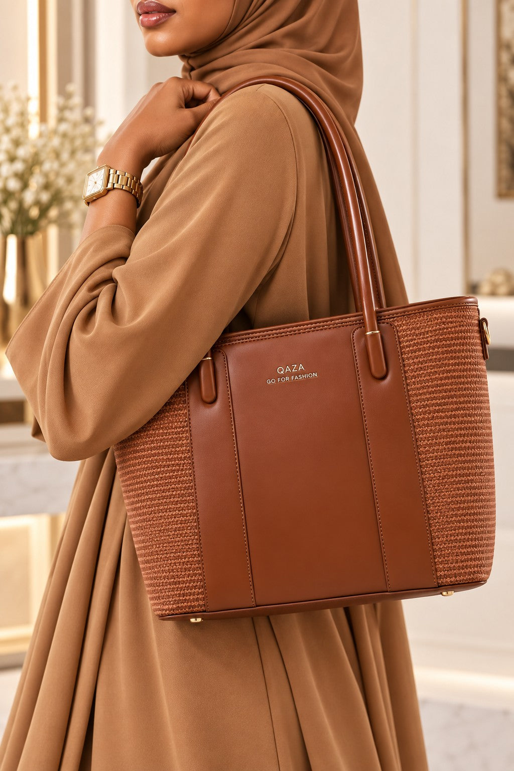 Sac QASA camel 35 cm porté à l’épaule