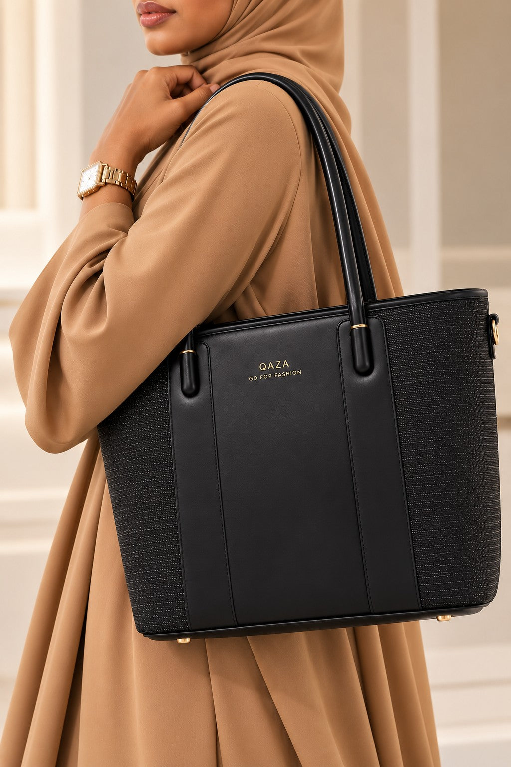 Sac QASA noir 35 cm porté à l’épaule