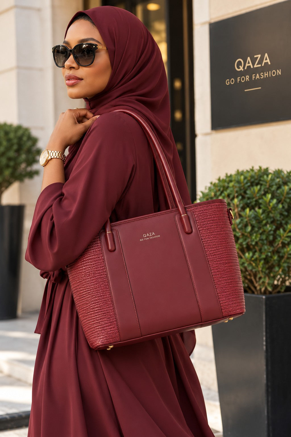 Sac QASA rouge bordeaux 35 cm porté à l'épaule
