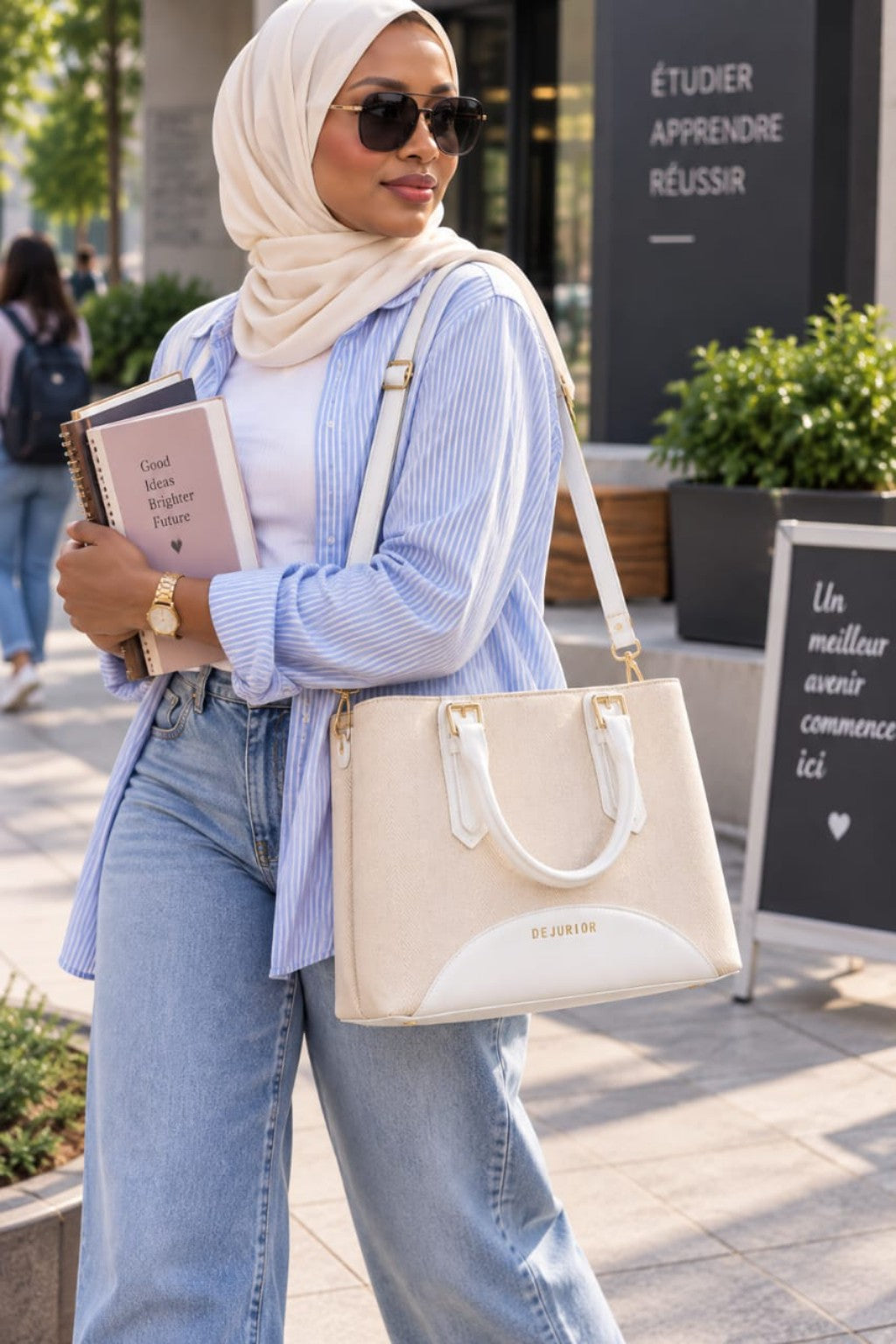 Sac QAZA beige clair 28 cm porté à l’épaule avec sa bandoulière