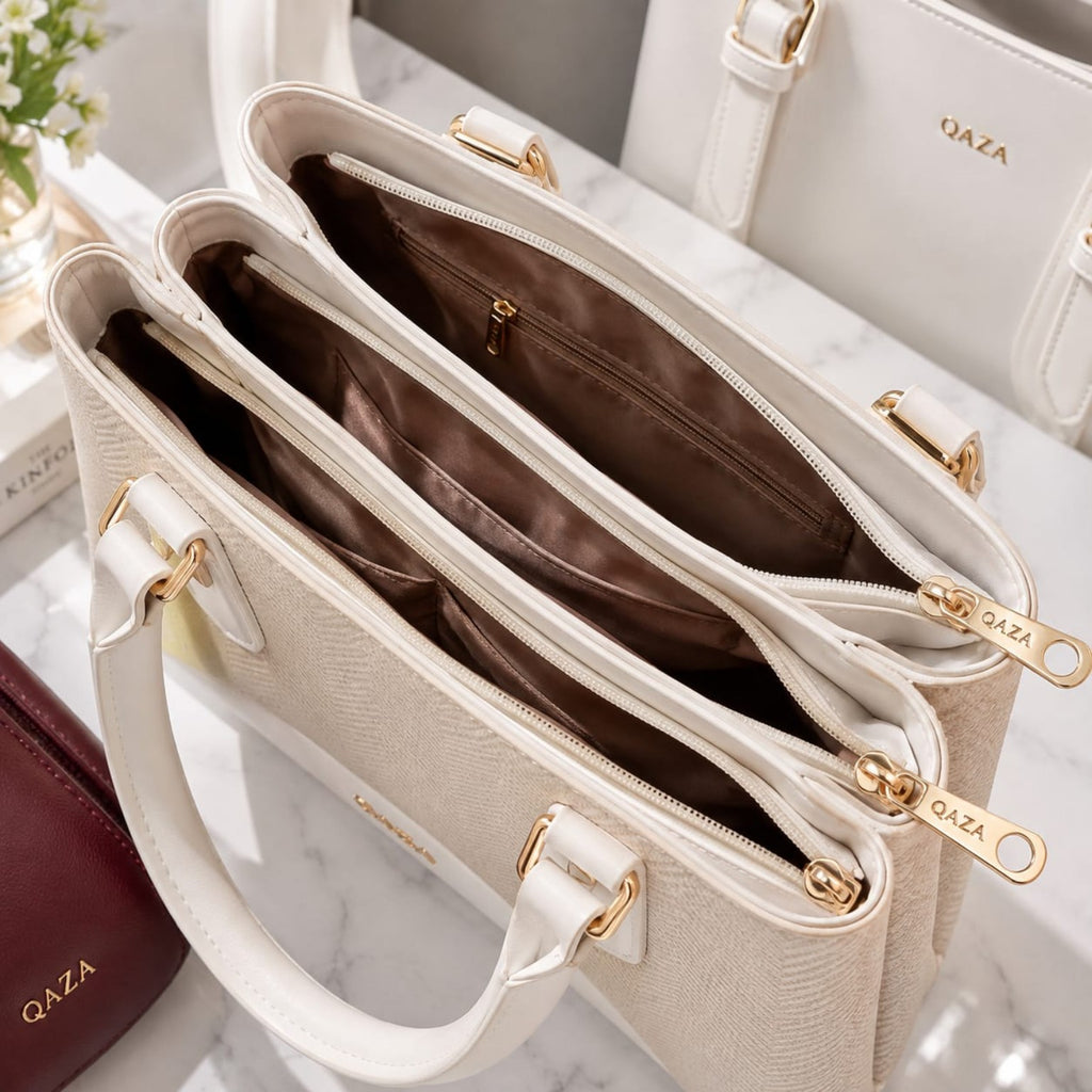 Vue de l’intérieur compartimenté du sac QAZA beige clair 28 cm