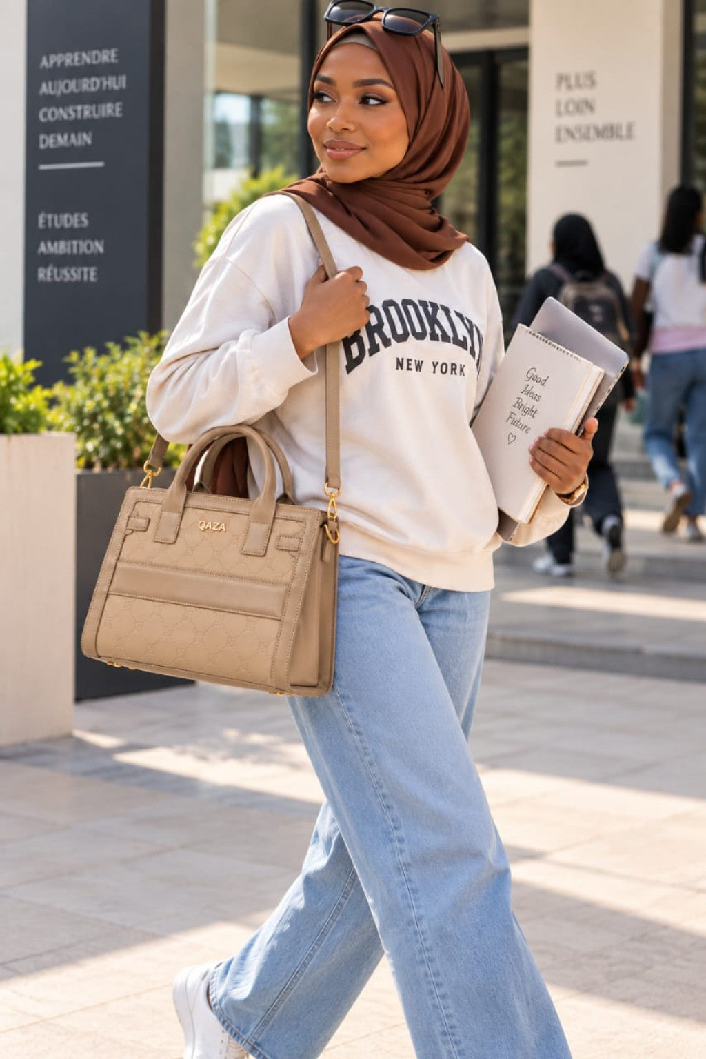 Sac QAZA beige 28 cm porté à l’épaule en ville