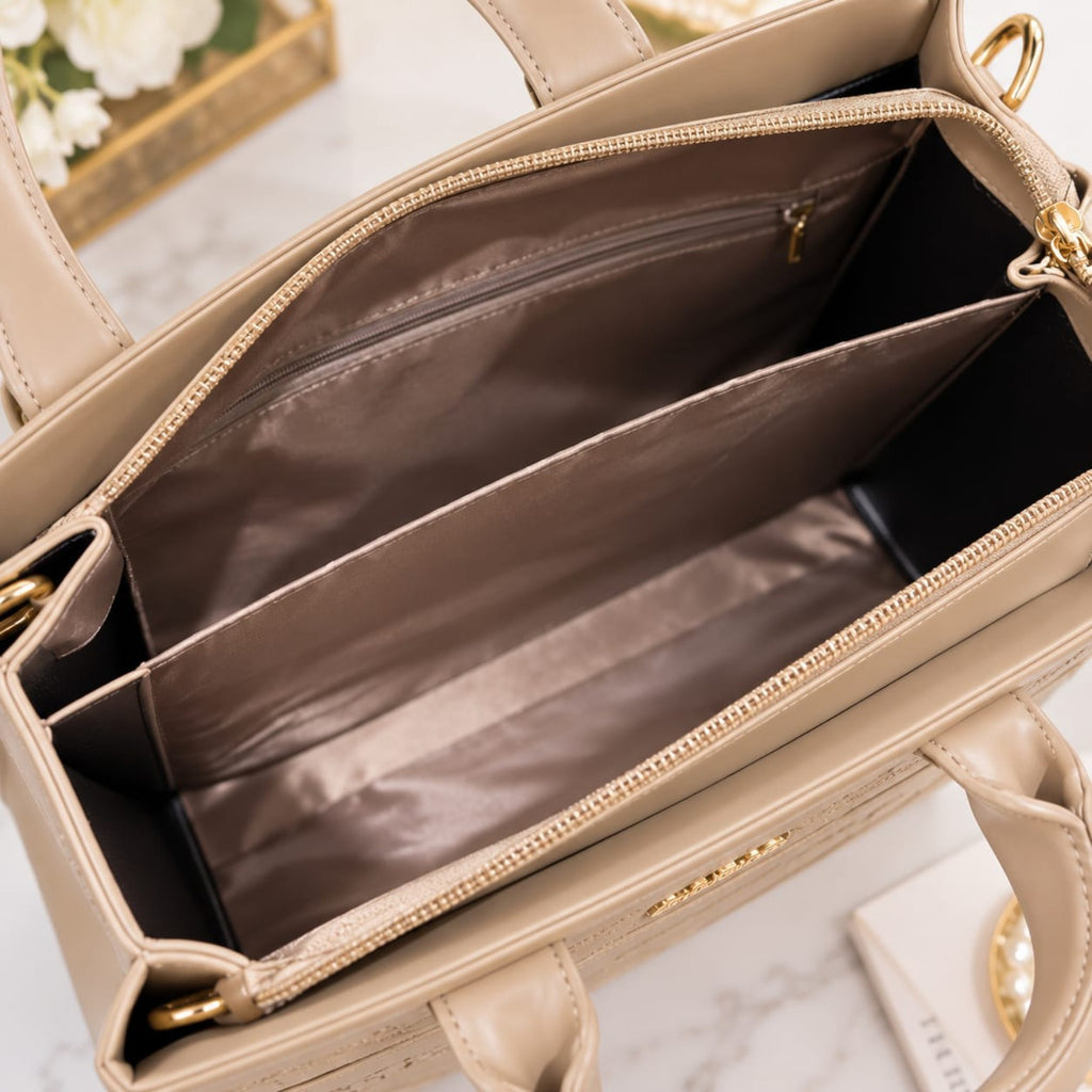 Vue de l’intérieur compartimenté du sac QAZA beige 28 cm