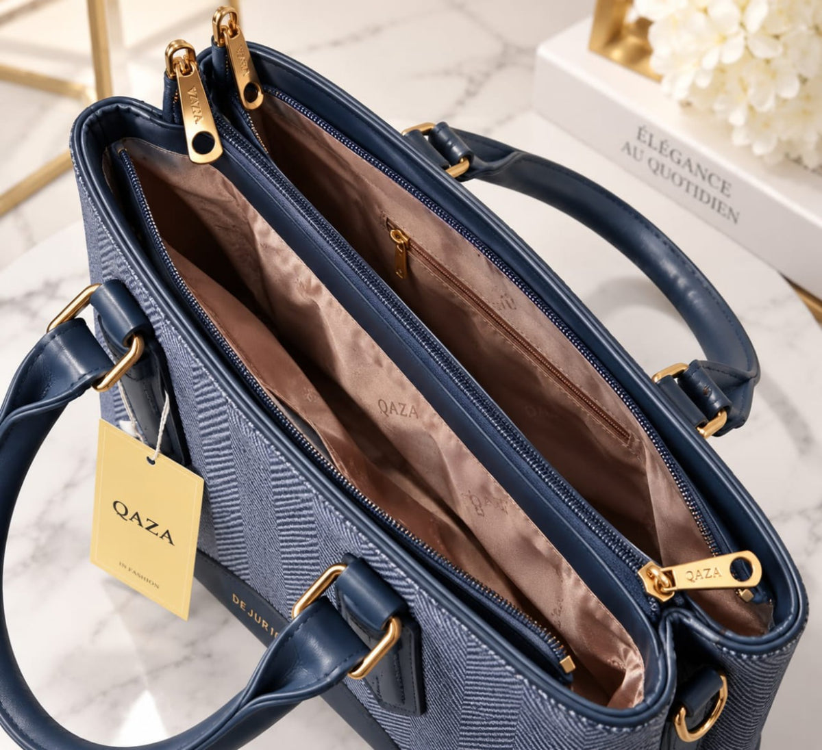 Vue de l’intérieur compartimenté du sac QAZA bleu marine 28 cm