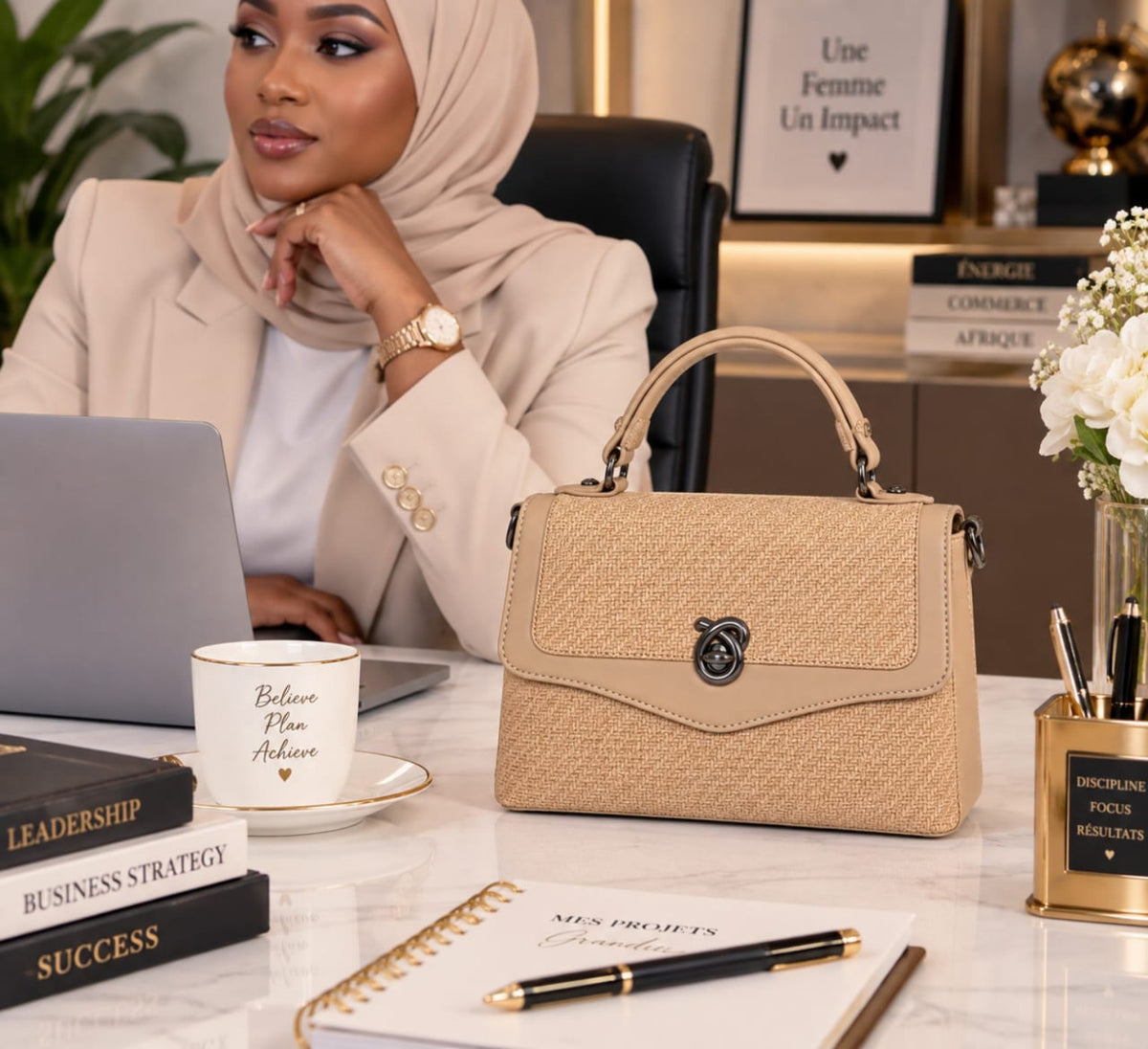 Sac QAZA kaki 25 cm présenté dans un décor de bureau