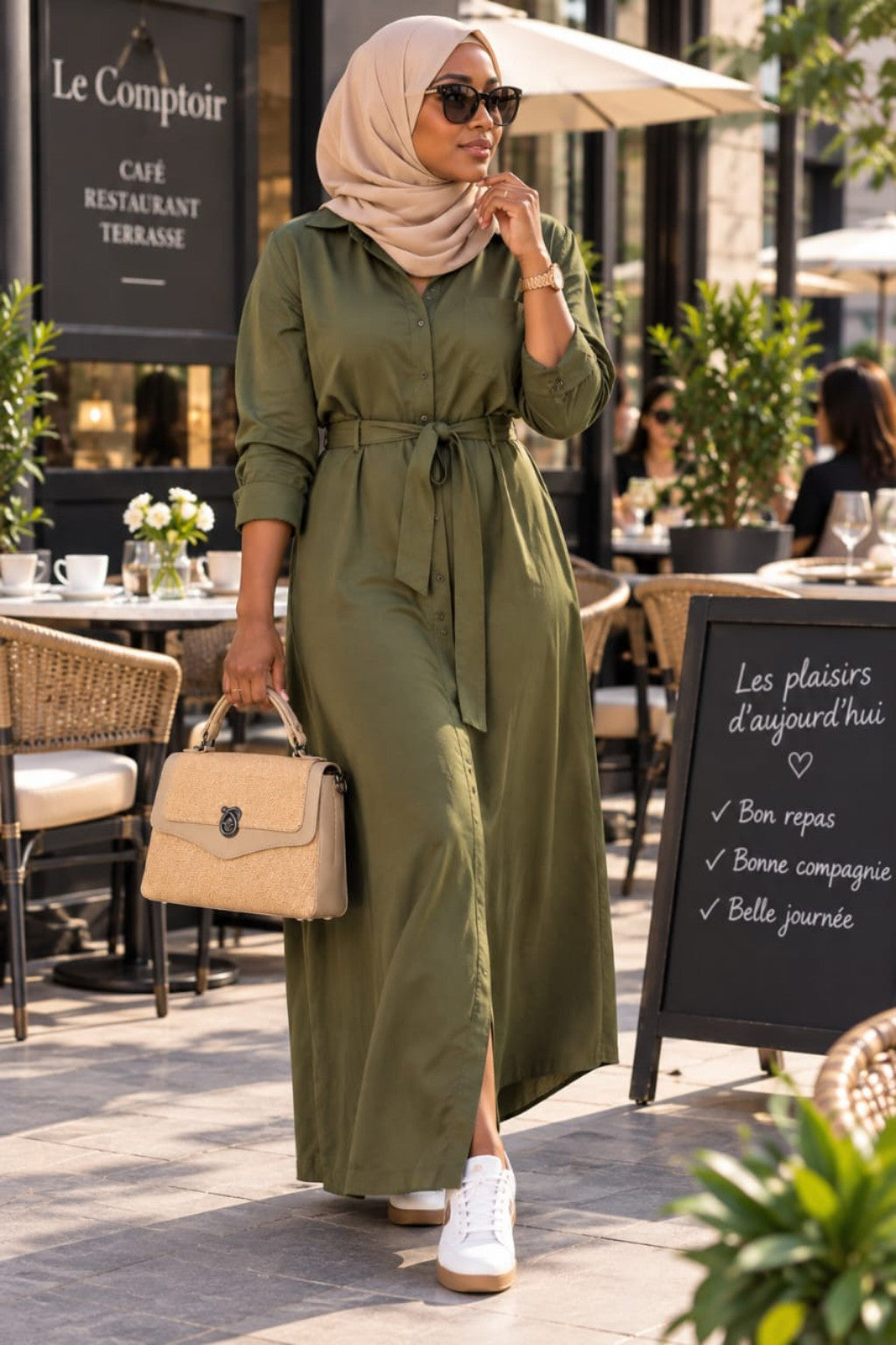 Sac QAZA kaki 25 cm porté pour une sortie décontractée