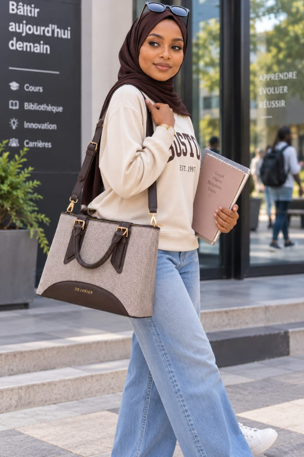 Sac QAZA marron chocolat 28 cm porté à l’épaule avec sa bandoulière