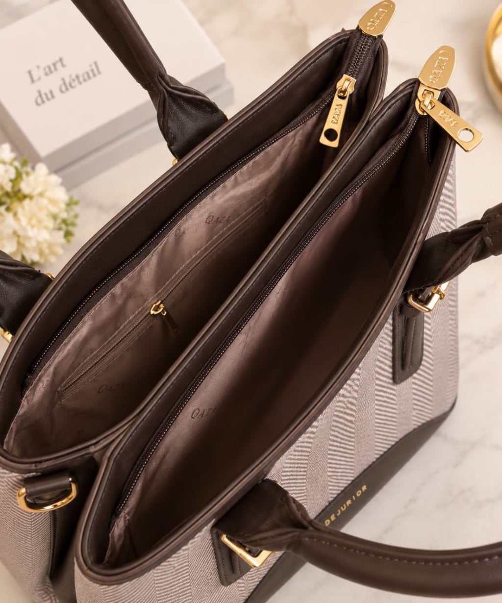 Vue de l’intérieur compartimenté du sac QAZA marron chocolat 28 cm