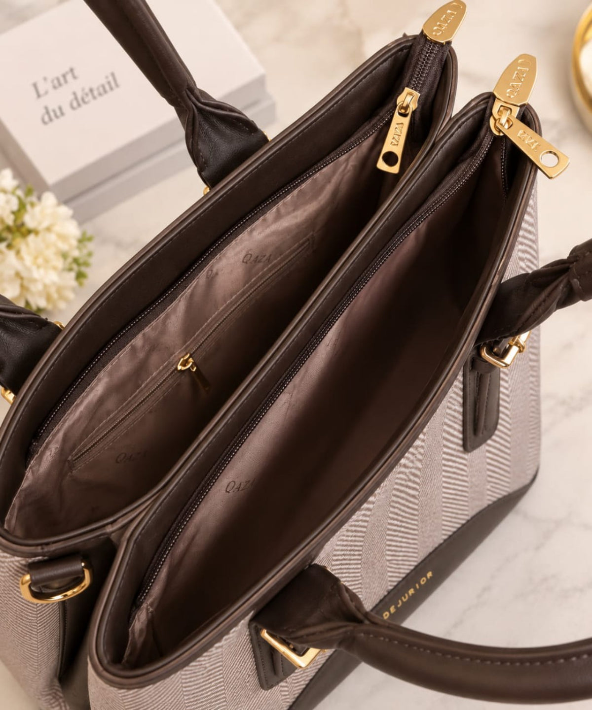 Vue de l’intérieur compartimenté du sac QAZA marron chocolat 28 cm