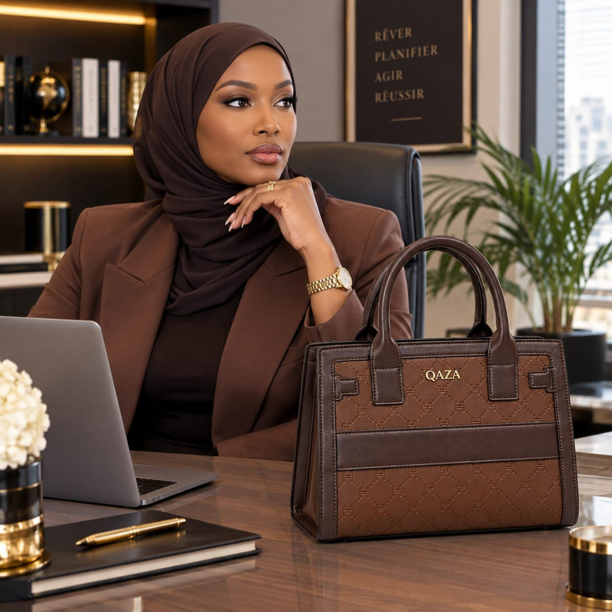 Sac QAZA marron chocolat 30 cm présenté dans un décor de bureau