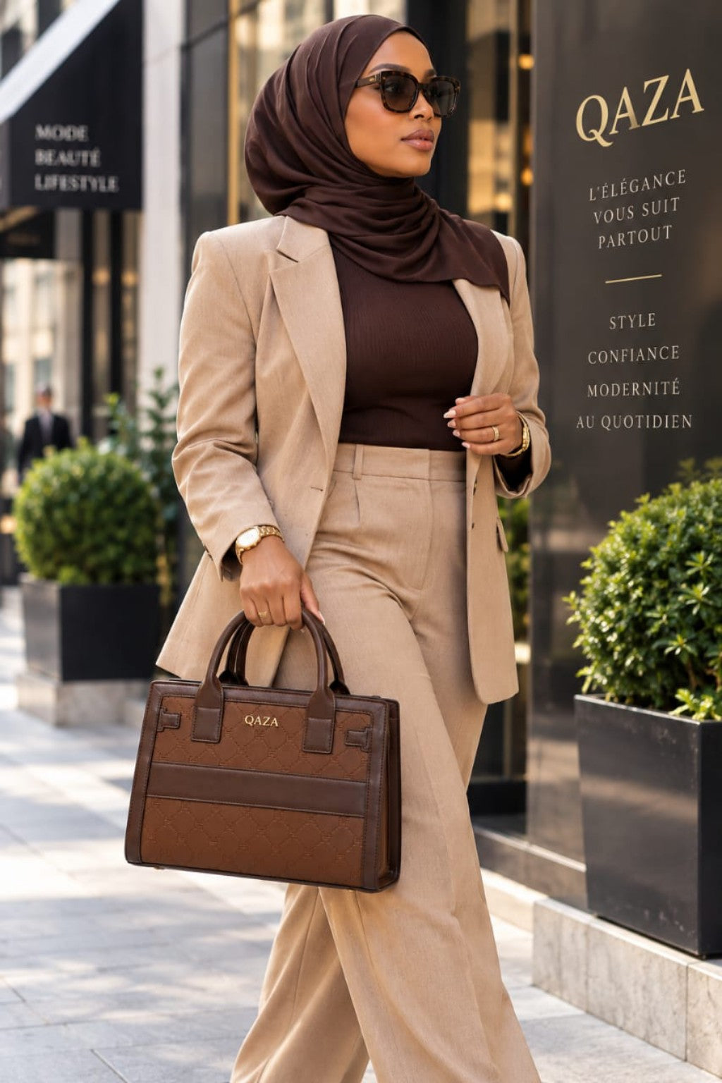 Sac QAZA marron chocolat 30 cm porté à la main en ville