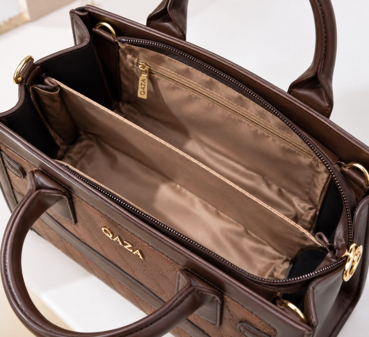 Vue de l’intérieur compartimenté du sac QAZA marron chocolat 30 cm