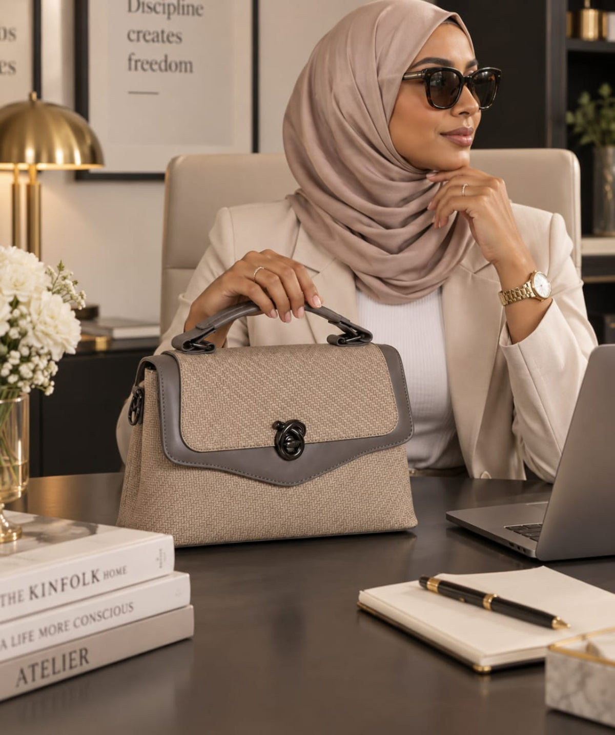 Sac QAZA taupe 25 cm présenté dans un décor de bureau