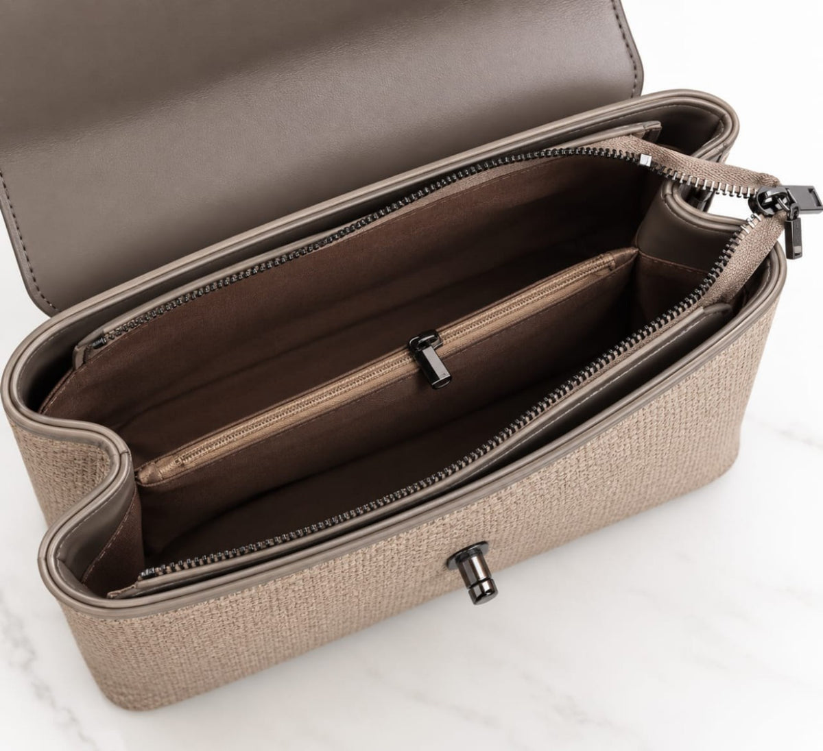 Vue de l’intérieur compartimenté du sac QAZA taupe 25 cm