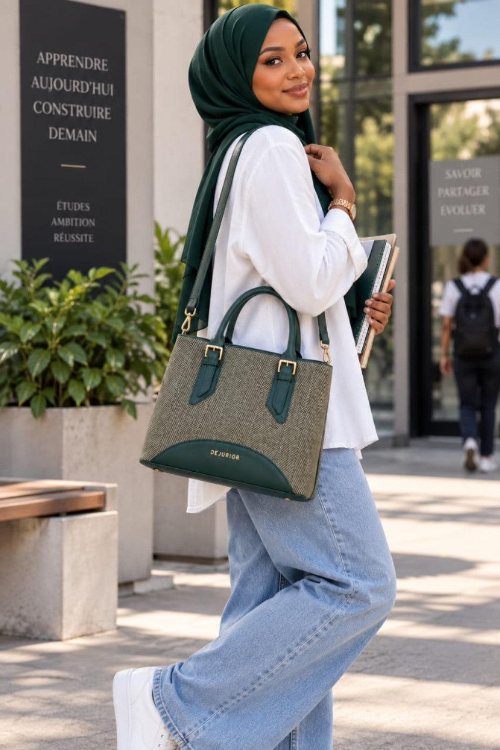 Sac QAZA vert 28 cm porté à l’épaule avec sa bandoulière