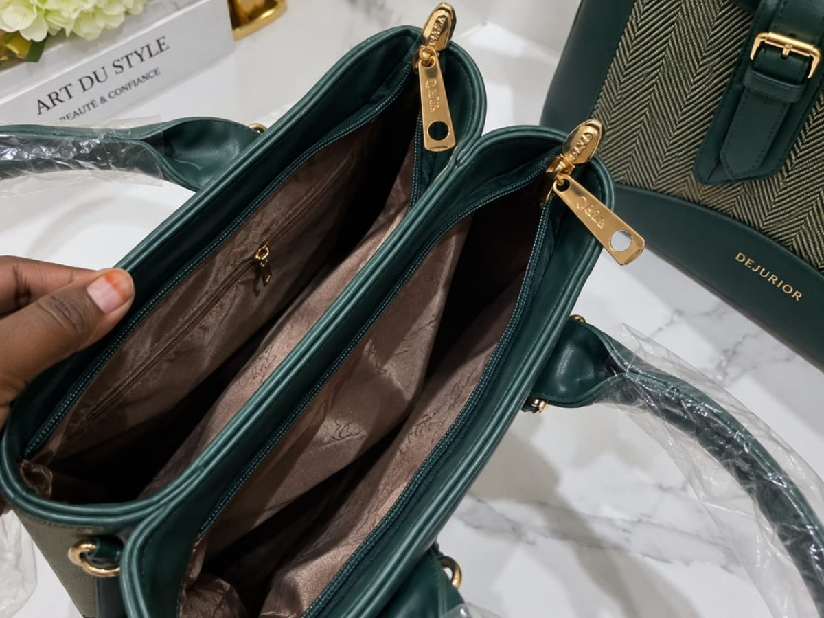 Vue de l’intérieur compartimenté du sac QAZA vert 28 cm
